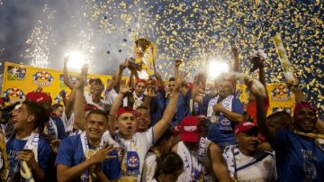 Jugadores del Olimpia de Honduras celebran el tricampeonato