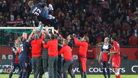 Los compañeros de David Beckham en el PSG, lo hacen 'volar' tras el juego de ayer en el Parc des Princes.