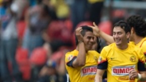 El técnico del América, Miguel Herrera, levanta los brazos para celebrar en el Estadio Azteca  su pase a la final.