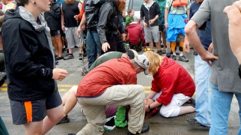 Testigos del accidente asistían a una de las personas arrolladas mientras presenciaban un desfile en Damascus, Va., ayer sábado.