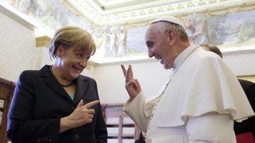 El papa Francisco sostuvo ayer una reunión privada con la canciller alemana, Angela Merkel (izq.) durante una audiencia en el Vaticano.