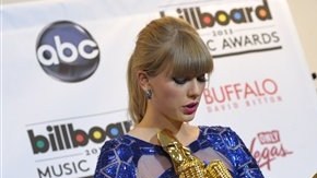 Taylor Swift es fuerte, pero no tanto como para aguantar el peso de todos los galardones que obtuvo anoche, en la ceremonia de entrega de los premios Billboard 2013.