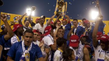 La euforia invade a los jugadores del C.D. Olimpia, que celebran su victoria como campeones del futbol hondureño al ganar en la final contra el Real Sociedad en el Estadio Nacional de Tegucigalpa.