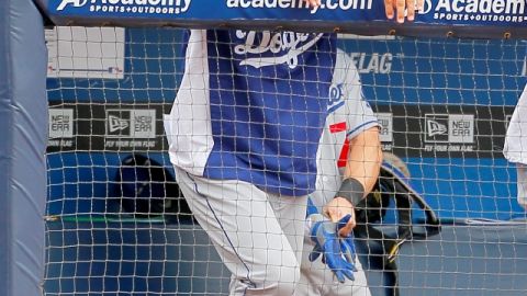Don Mattingly observa el mal accionar de su equipo.