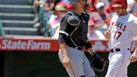 Chris Ianetta  cruza por home después del doble impulsador de Erick Aybar, quien remolcó tres carreras en la victoria de los Angels.