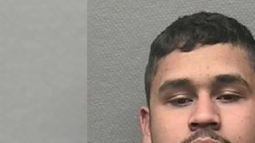 Andrés Muños, indocumentado de 23 años, enfrenta cargos de homicidio involuntario por intoxicación en la muerte del sargento Dwyne Polk, en Houston.