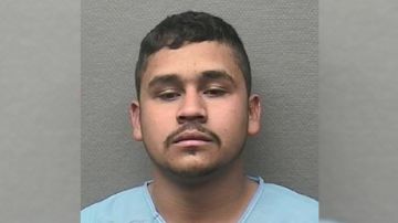 Andrés Muños, indocumentado de 23 años, enfrenta cargos de homicidio involuntario por intoxicación en la muerte del sargento Dwyne Polk, en Houston.