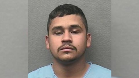 Andrés Muños, indocumentado de 23 años, enfrenta cargos de homicidio involuntario por intoxicación en la muerte del sargento Dwyne Polk, en Houston.