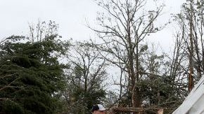 Escombros de una residencia impactada por un tornado en Shawnee, Oklahoma.