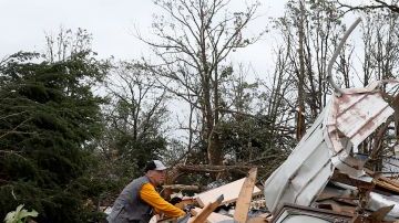 Escombros de una residencia impactada por un tornado en Shawnee, Oklahoma.