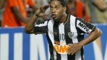 Ronaldinho fue el más asediado por los aficionados de Tijuana