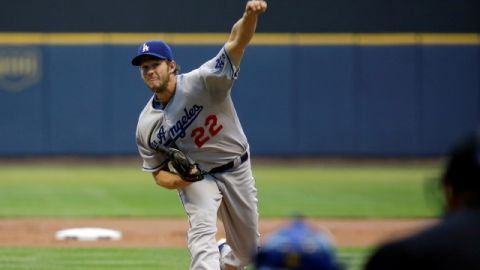 Clayton Kershaw realiza un lanzamiento ayer, durante  la primera entrada del duelo contra los Cerveceros de Milwaukee.