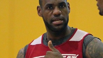 Las estrellas de Miami: LeBron James (izq.) y Chris Bosh intercambian puntos de vista durante una práctica del equipo.