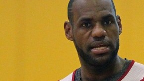 Las estrellas de Miami: LeBron James (izq.) y Chris Bosh intercambian puntos de vista durante una práctica del equipo.