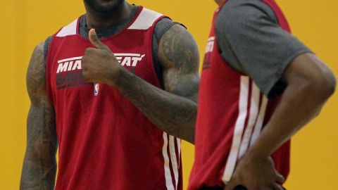 Las estrellas de Miami: LeBron James (izq.) y Chris Bosh intercambian puntos de vista durante una práctica del equipo.