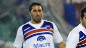 Mario Regueiro (der.), de Lanús, no puede pasar ante la defensa de Tigre  durante el partido de ayer que cerró la jornada.