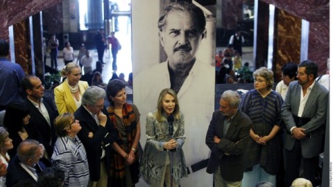 Silvia Lemus (centro), viuda de Carlos Fuentes, inauguró una exposición sobre el escritor.