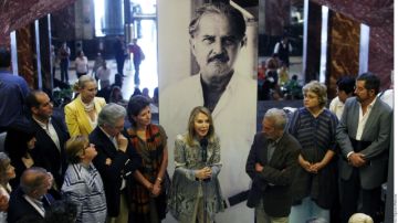 Silvia Lemus (centro), viuda de Carlos Fuentes, inauguró  una exposición  sobre el escritor.