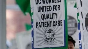 Estudiantes y empleados protestan fuera de una reunión de los miembros de la junta de la Universidad de California en Sacramento.