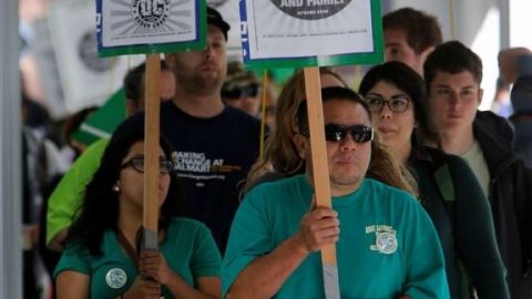 Estudiantes y empleados protestan fuera de una reunión de los miembros de la junta de la Universidad de California en Sacramento.