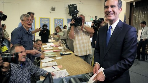 Garcetti votó en la casilla ubicada en la primaria Alessandro de Elysian Park.
