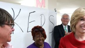 Wendy Greuel agradece a los voluntarios que la apoyan en su campaña electoral por la alcaldía de Los Ángeles.