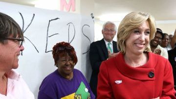 Wendy Greuel agradece a los voluntarios que la apoyan en su campaña electoral por la alcaldía de Los Ángeles.