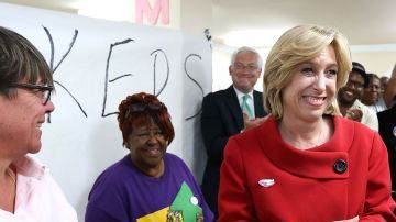 Wendy Greuel agradece a los voluntarios que la apoyan en su campaña electoral por la alcaldía de Los Ángeles.