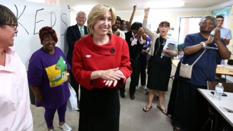 Wendy Greuel agradece a los voluntarios que la apoyan en su campaña electoral por la alcaldía de Los Ángeles.