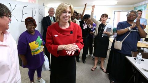 Wendy Greuel agradece a los voluntarios que la apoyan en su campaña electoral por la alcaldía de Los Ángeles.