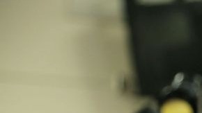 Garcetti enseña su papeleta mientras vota en la escuela Alessandro de Elysian Park.