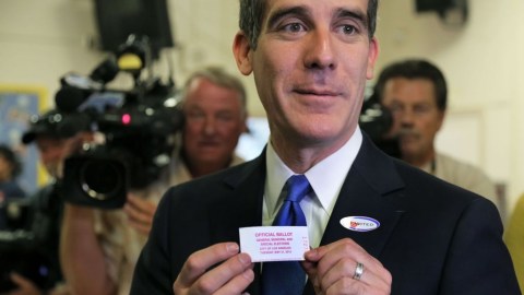 Garcetti enseña su papeleta mientras vota en la escuela Alessandro de Elysian Park.