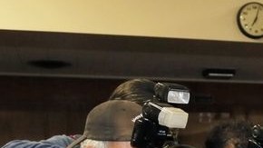 Una mujer del distrito 13 de LA votando.