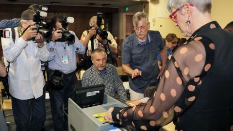 Una mujer del distrito 13 de LA votando.