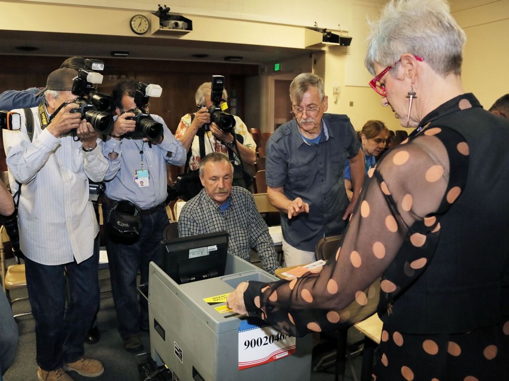 Una mujer del distrito 13 de LA votando.