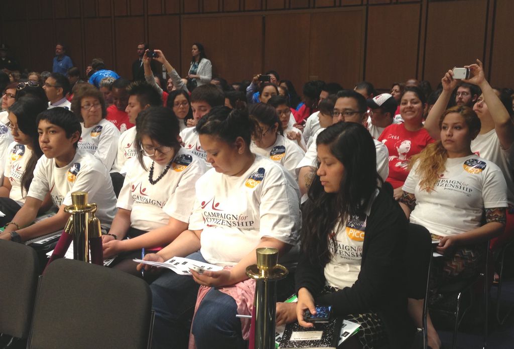 Jóvenes inmigrantes asisten este martes al debate en el Comité Judicial del Senado.