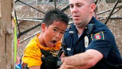 Uno de los niños rescatados el lunes de la escuela primaria de Plaza Towers en Moore.