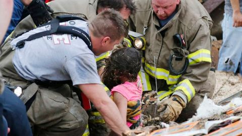 Desde ayer, más de un centenar de personas han sido rescatadas con vida de entre los escombros, indicaron las autoridades.
