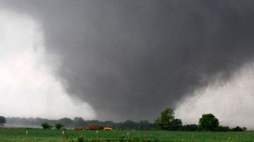 El tornado, de más de tres kilómetros de diámetro, duró unos 40 minutos y cumplió un recorrido de unos 32 kilómetros.