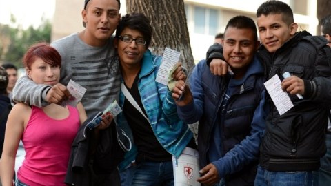 Aficionados presumen sus boletos para la final entre América y Cruz Azul