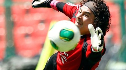 Guillermo Ochoa, portero del Ajaccio, está en la mira del Npaoles de Italia