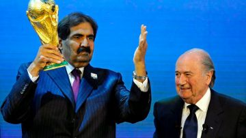 En la foto el sheik Hamad Bin Khalifa Al Thani de Qatar y el presidente de la FIFA, Joseph Blatter.