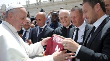 El capitán de la Roma, Francesco Totti, da la camiseta romana al Papa Francisco, en una audiencia pública.
