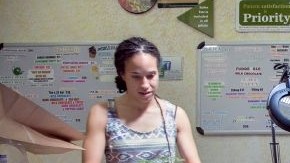 Nicole Denis (izqda) ayuda a Brennan Thicke con las recetas de marihuana medicinal en el Centro de Venice Beach, California.