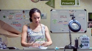 Nicole Denis (izqda) ayuda a Brennan Thicke con las recetas de marihuana medicinal en el Centro de Venice Beach, California.