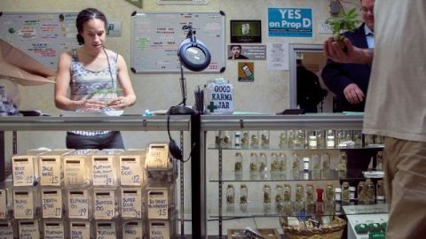 Nicole Denis (izqda) ayuda a Brennan Thicke con las recetas de marihuana medicinal en el Centro de Venice Beach, California.