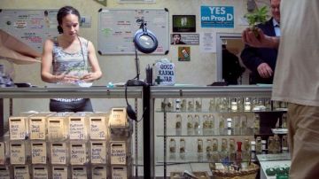 Nicole Denis (izqda) ayuda a Brennan Thicke con las recetas de marihuana medicinal en el Centro de Venice Beach, California.
