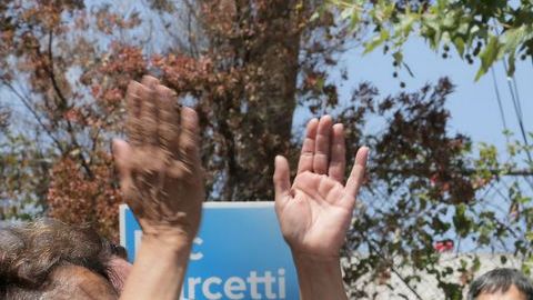 Garcetti se comprometió a  mantener su estilo de estar “lo más cerca posible a la gente en la calle”.