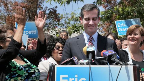 Garcetti se comprometió a mantener su estilo de estar “lo más cerca posible a la gente en la calle”.