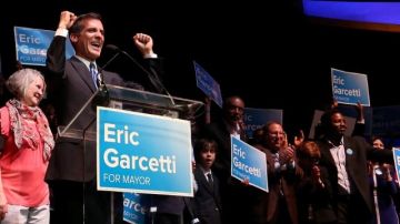 Eric Garcetti se dirige a sus simpatizantes durante una reunión electoral en Hollywood Palladium, en Los Ángeles.